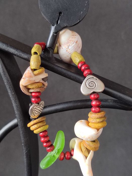 Ръчно изработени гривни и обеци от естествени материали