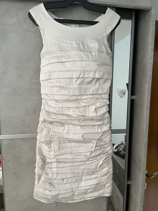 Бяла рокля по тялото