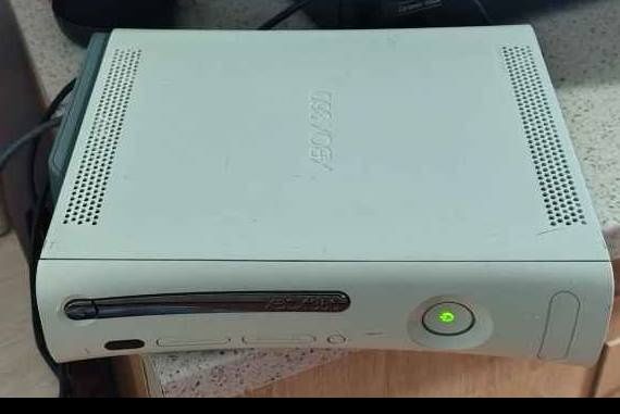Vând 2 xboxuri 360