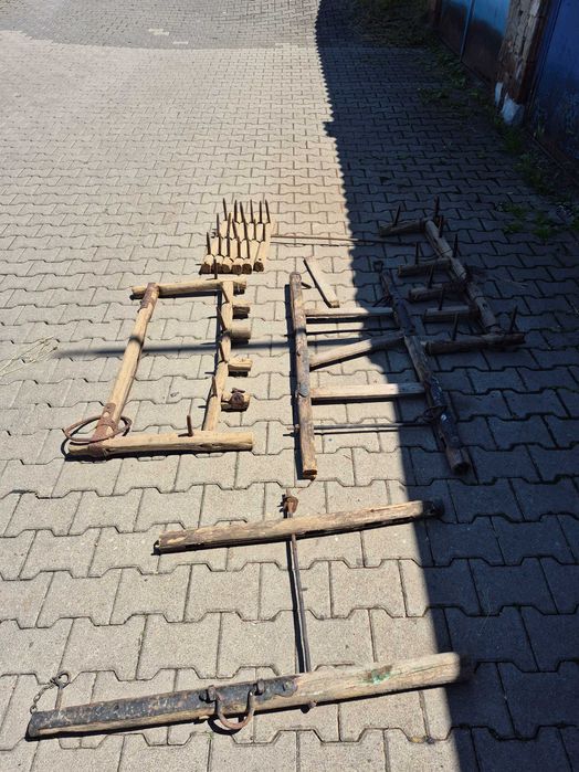 Grapa veche, din lemn, cu colti de fier.