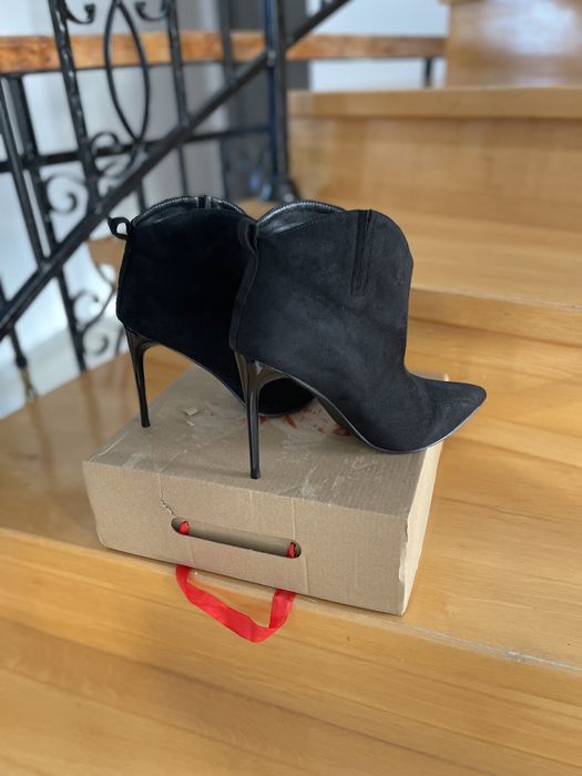 Botine cu decolteu in V