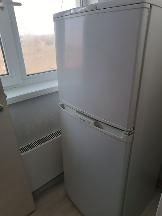 Стиральная машина и холодильник.