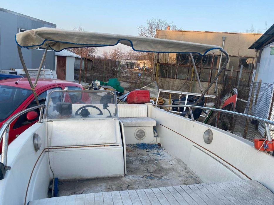 лодка 4,20м с двигател 40 к.с. evinrude 737 с нерегистриран колесар