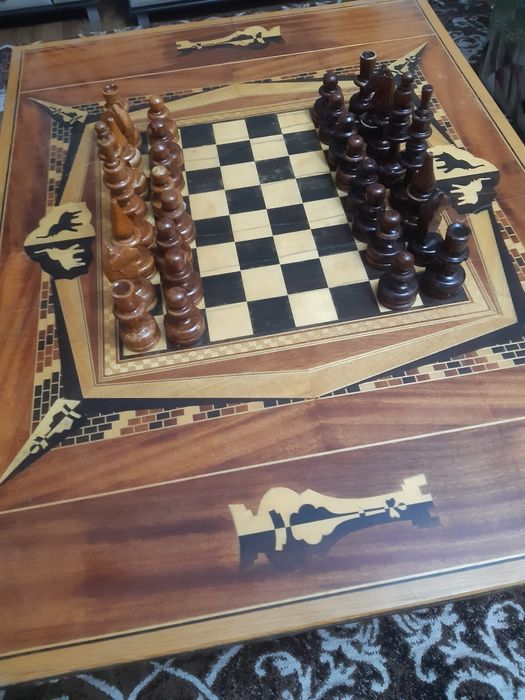 Продам Шахматы и стол