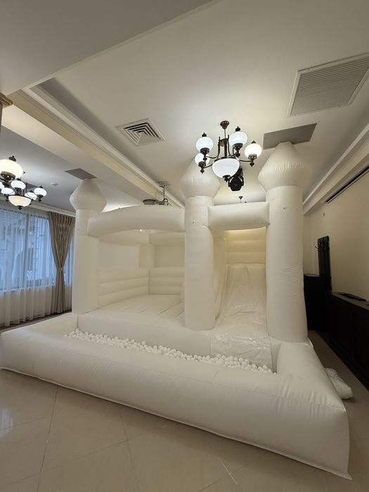 Castelg gonflabile cu bile