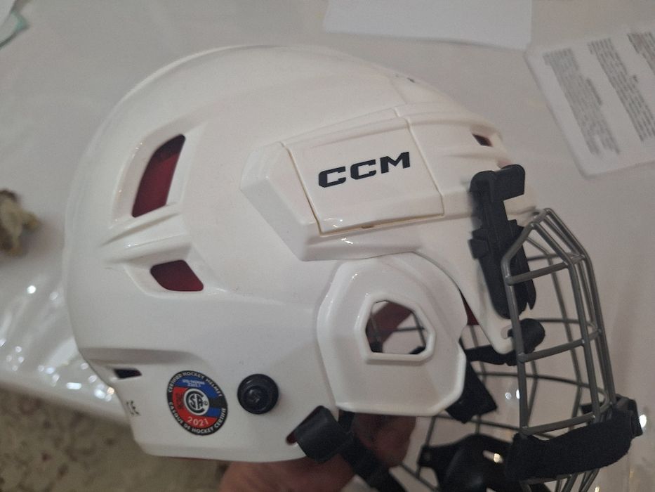 Шлем хоккей новый