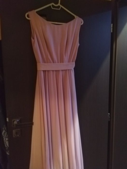 Рокля чисто нова.