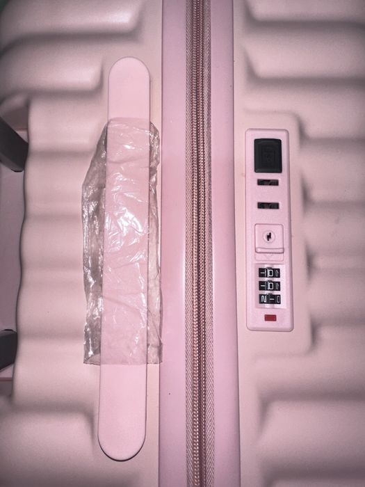 чемодан розовый женский