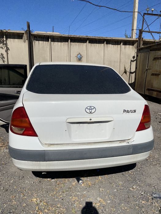 Toyota prius гибрид.                           .