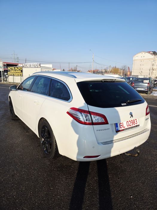 Peugeout 508 SW.