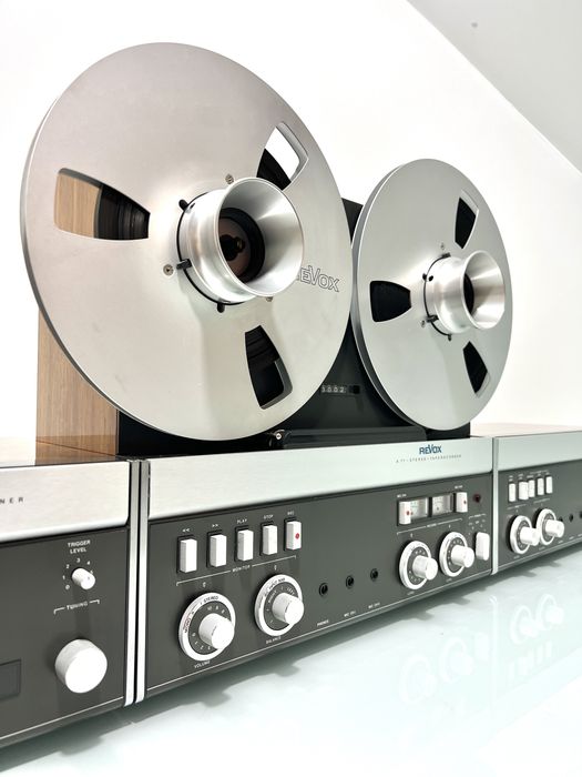 Linie REVOX compusă din magnetofon Revox A77 cu capac antipraf, amplificator A78, radio/tunor A76