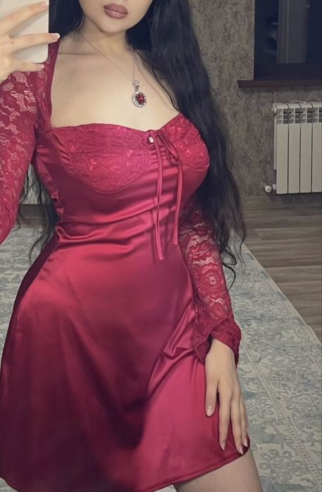 Красное кружевное платье