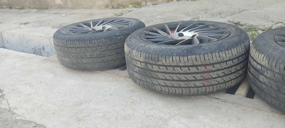 Продаются сака диски с шинами R15