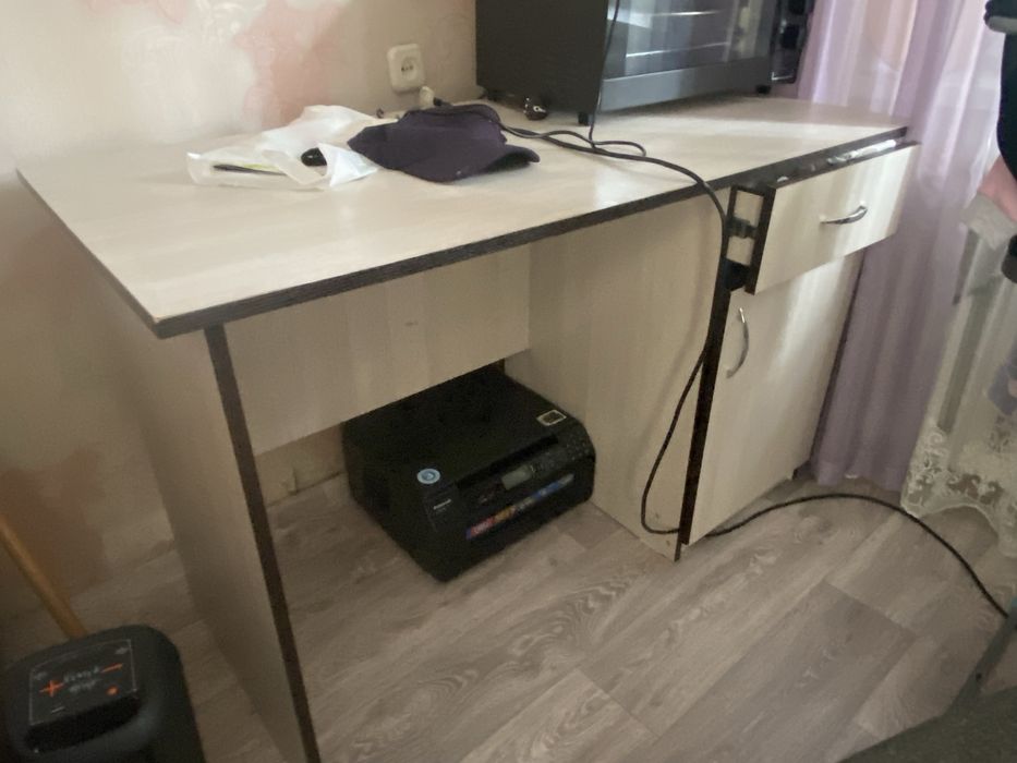 Писменный стол в хорошом состояние