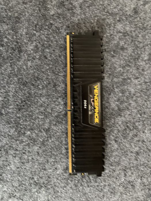 Рам памет Corsair 8gb ddr4 2400mhz
