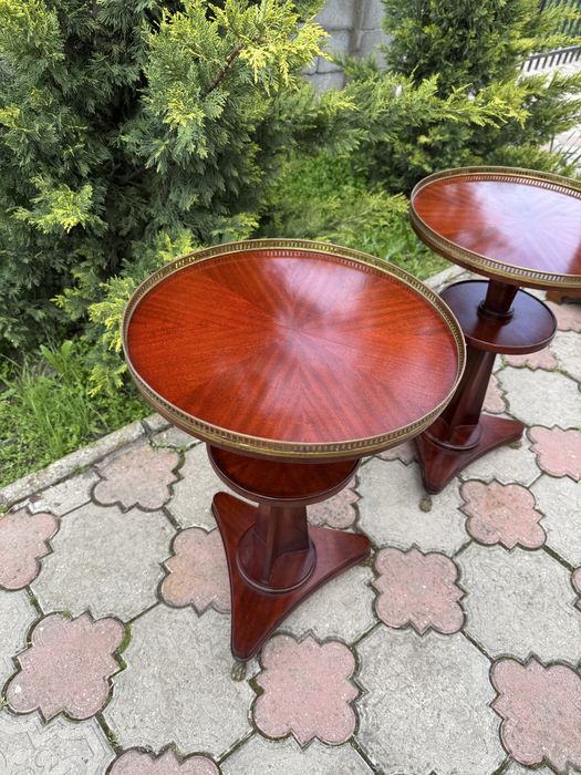 Set 2 măsuțe rotunde stil clasic – lemn masiv cu detalii din bronz
