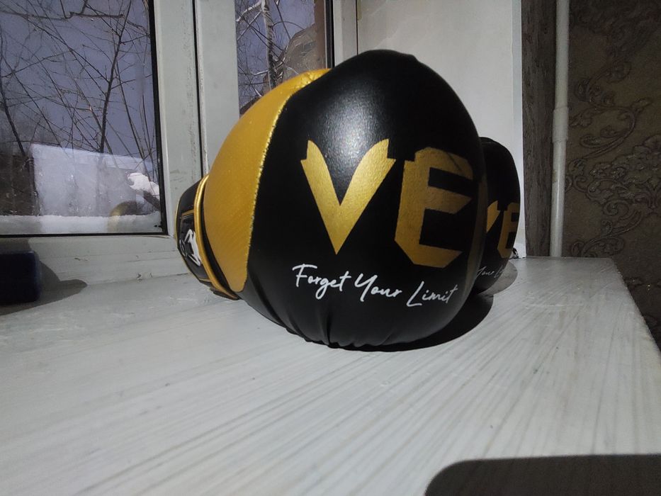 Продаю боксёрский перчатки Venum