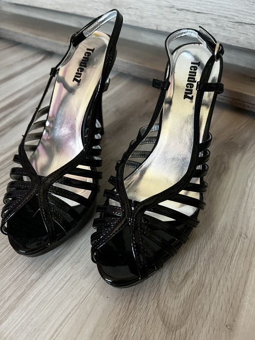 Сандали на висок ток