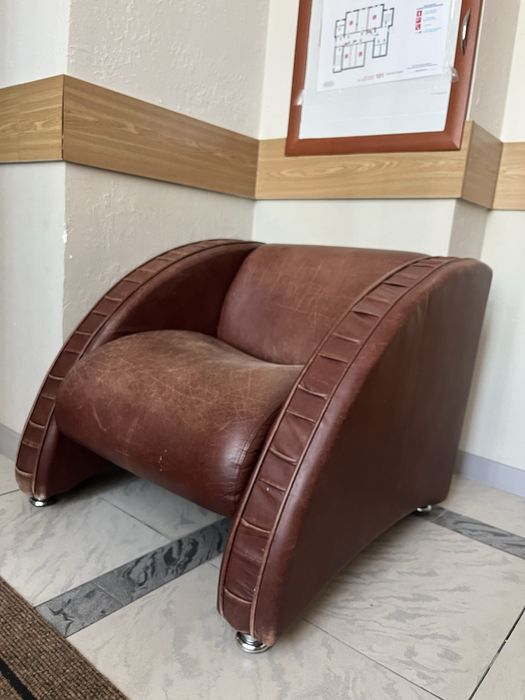 Большие коричневые кресла