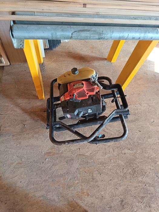 Foreza TR1585R ideala in efectuarea de gaurilor in pamant pentru:gard