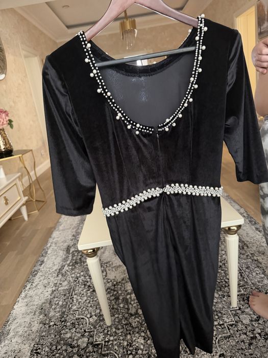 Rochie neagra eleganta accesorizata cu margele