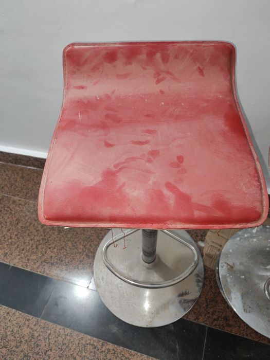 Барные стол и стулья