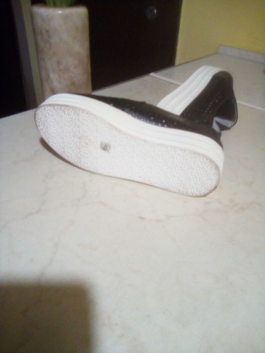 Продавам обувки от естествена кожа на платформа .