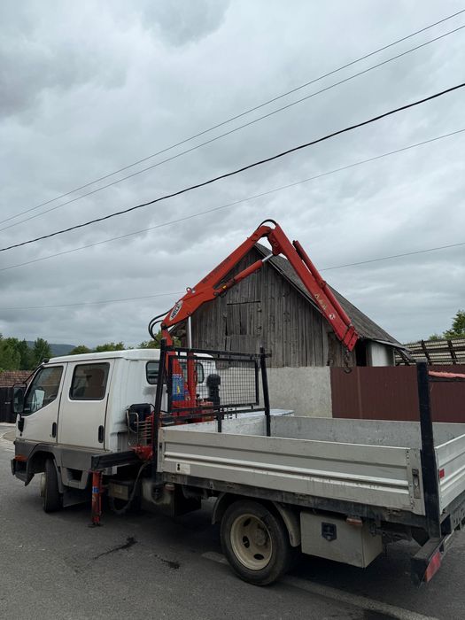 Autoutilitara cu macara