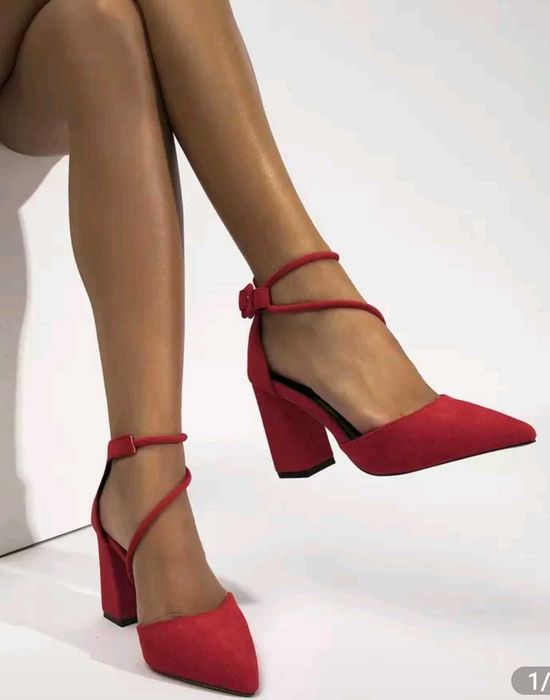 Червени велурени обувки