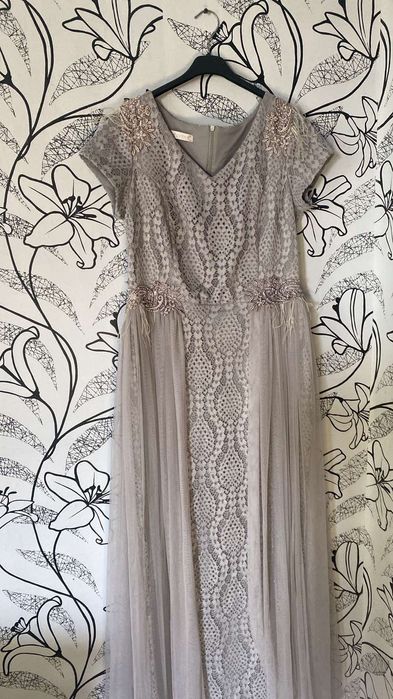 Официална рокля, носена няколко часа