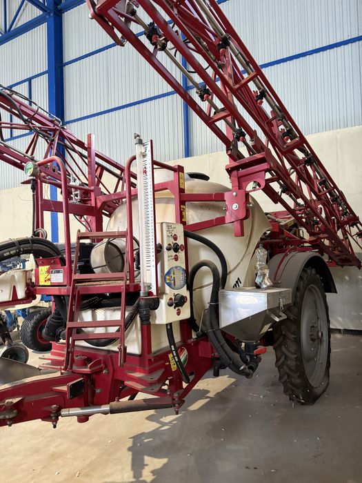 Masina de erbicidat tractat 24M