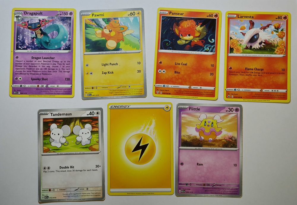 Lot 19 Pokémon Cards - Charizard, Squirtle Holo, Dragonite, Umbreon
