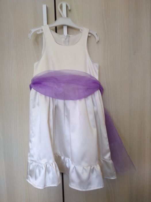 Сатенена шаферска бяла рокля със лилав воал