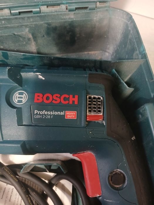 Перфоратор на Бош GBH 2 28 F  много добро състояние със резервна глава