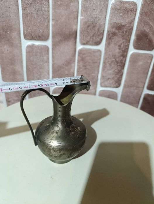 Стара бронзова каничка с гравюри
