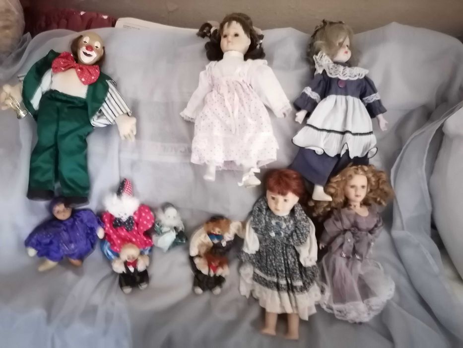 Colecție păpuși vechi din material textil și portelan