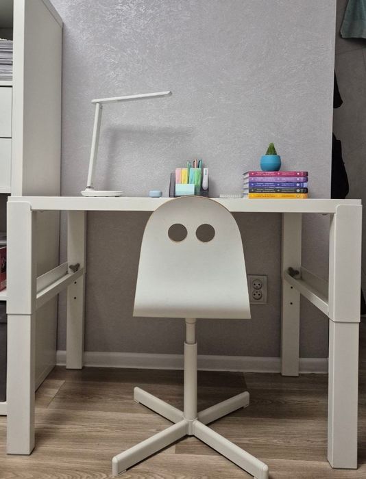 Продам стол письменный детский IKEA