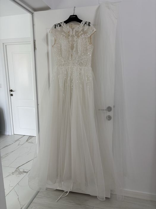 Rochie mireasa cu voal si crinolina cu un cerc