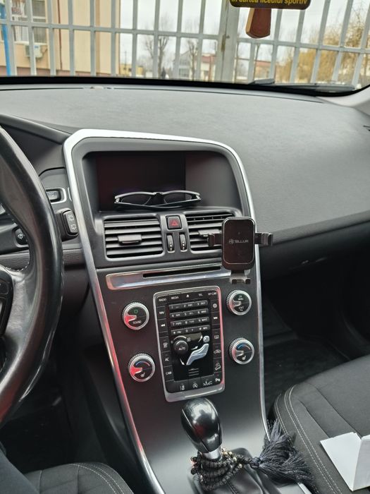 Volvo XC60 D5 AWD 220 cp – masina care face mai multe decat soferul .