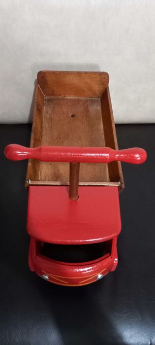 Mașinuță veche din lemn