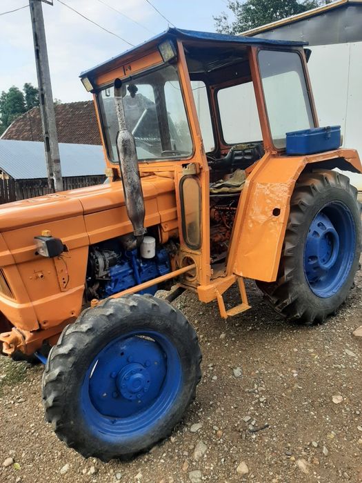 Vând  tractor u445  dt