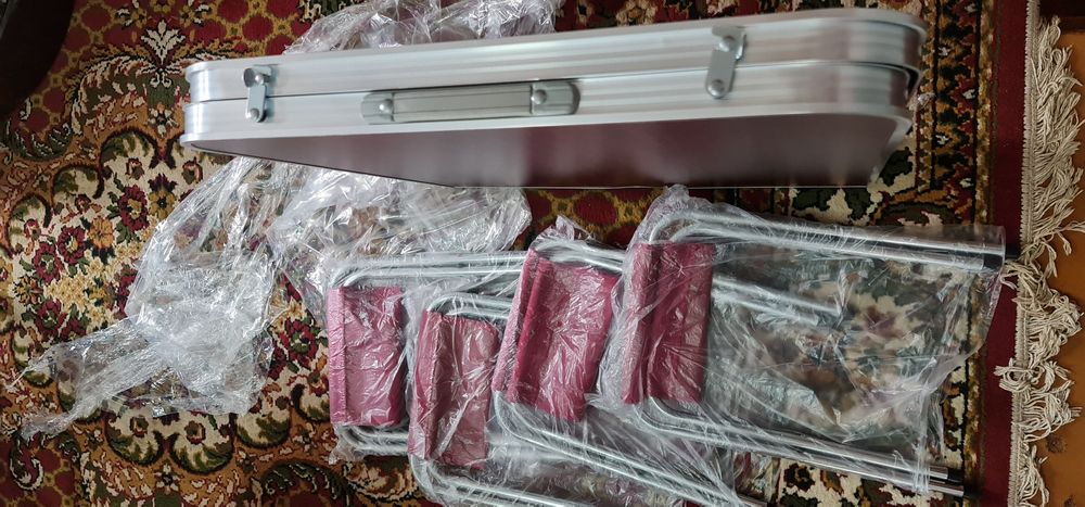 Продам новый стол со стульями.