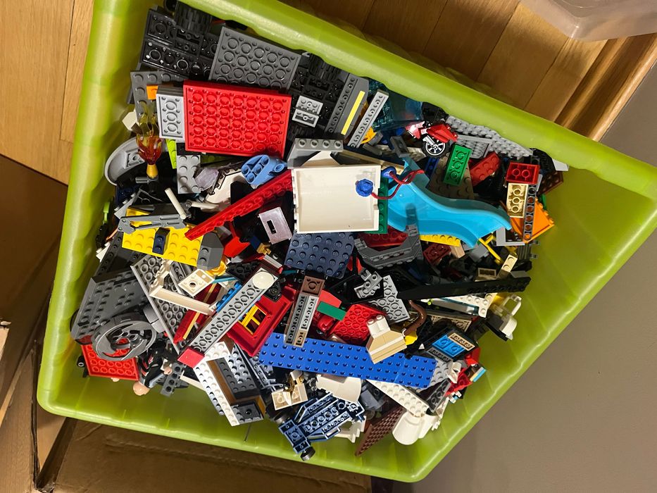 Цяла кутия с Lego части