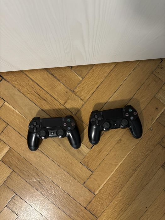 PlayStation 4 с 2 бр. + 2 бр.  джойстици + 11 бр. игри