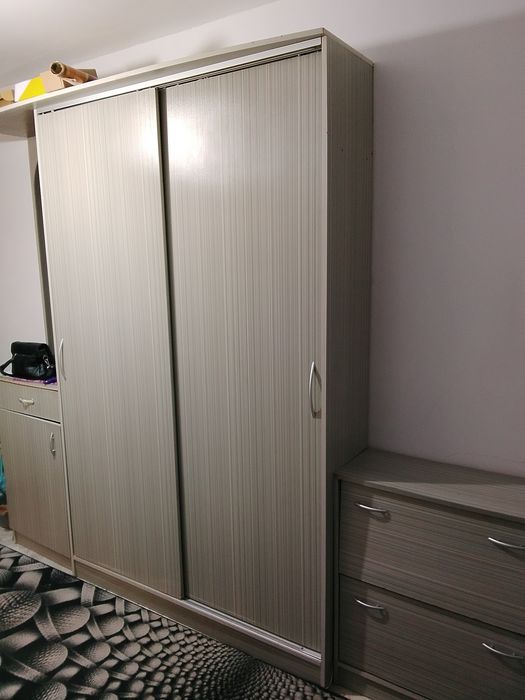 Продам прихожую   срочно