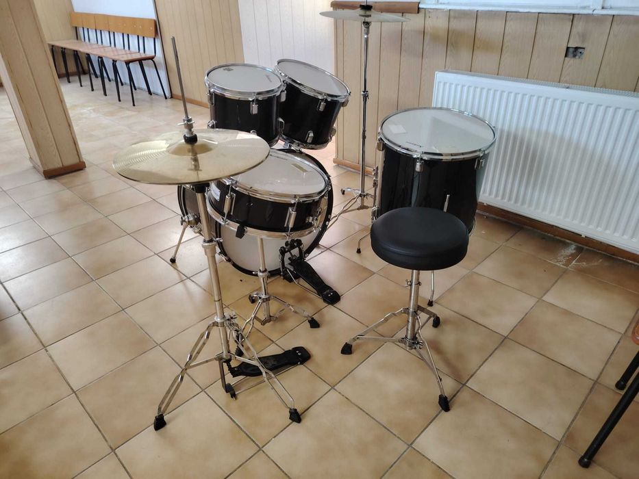 Set de tobe Startone, complet, în stare foarte bună.
