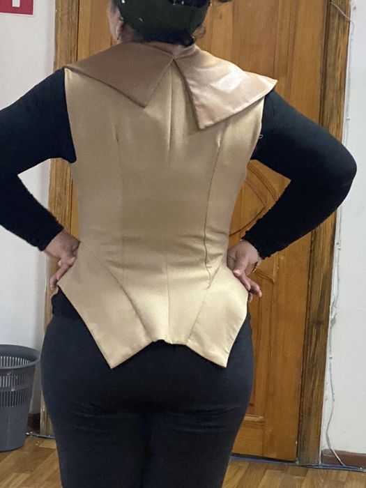 Стильная жилетка