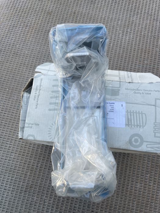 Клык переднего бампера правый AMG