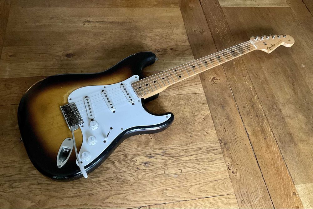 Электро-гитара Fender Stratocaster (оригинал) + комбик THR 10