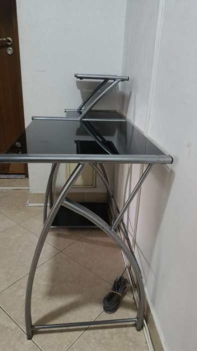 Birou de studiu din sticlă neagră cu bare metalice argintii